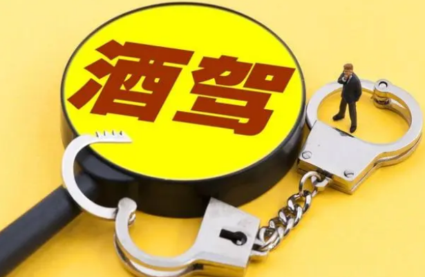 酒駕讓無駕照的女友來頂包……鄭州交警：罰！